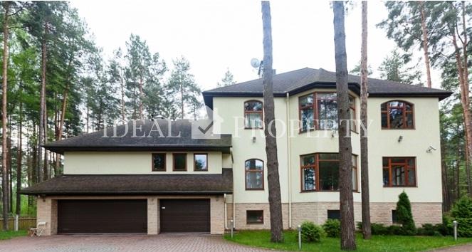 Lieliska savrupmāja Asaros, Jūrmalā, netālu no jūras.